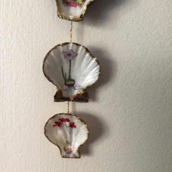 Handpainted shell wall hanging - Picture 5 of 8